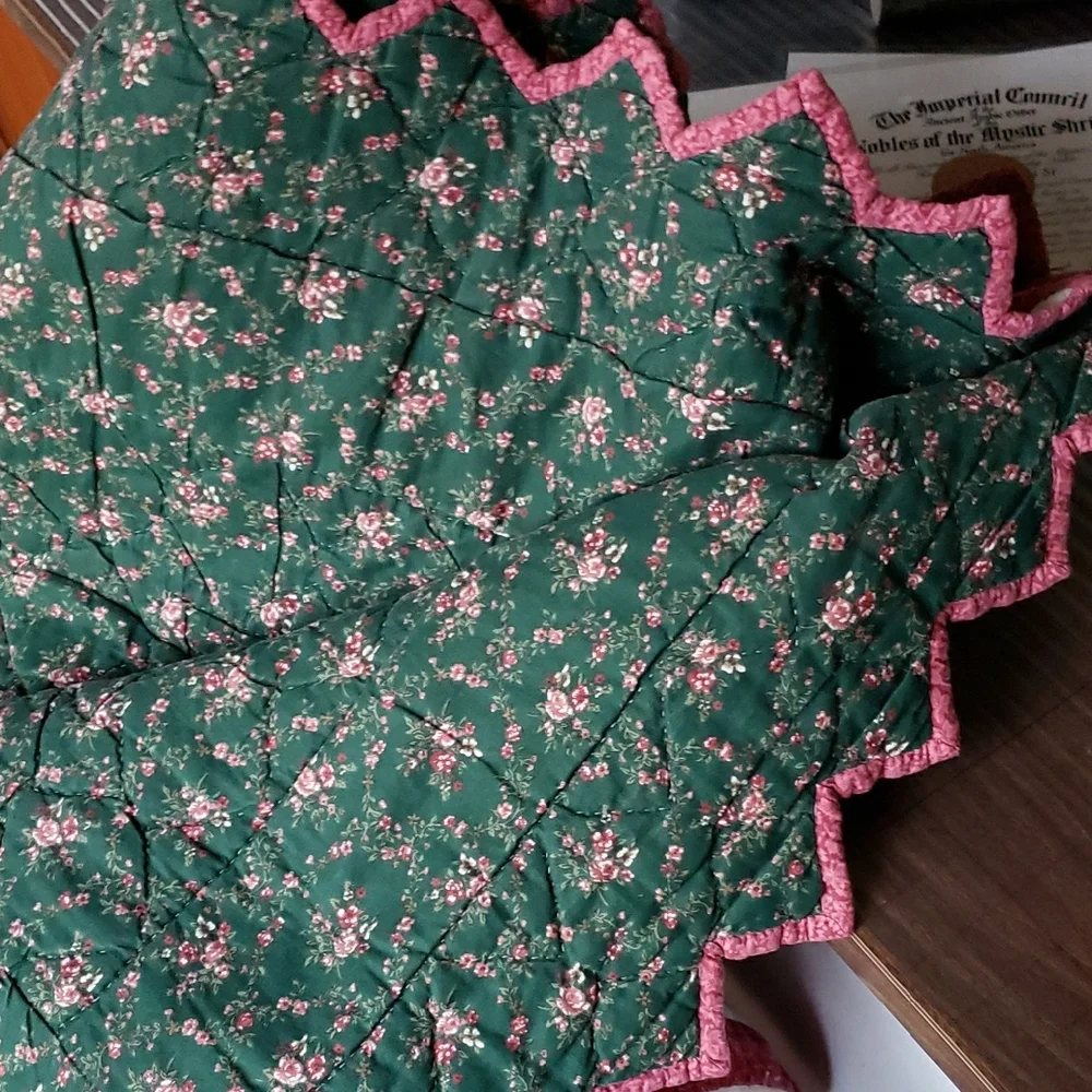 Elegant Floral Patchwork Quilt - Green and Pink